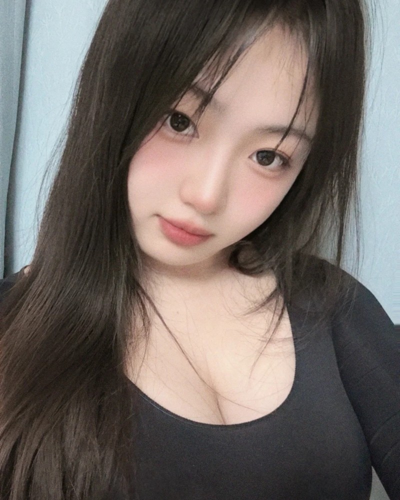 cô nàng mặc áo đen pose dáng