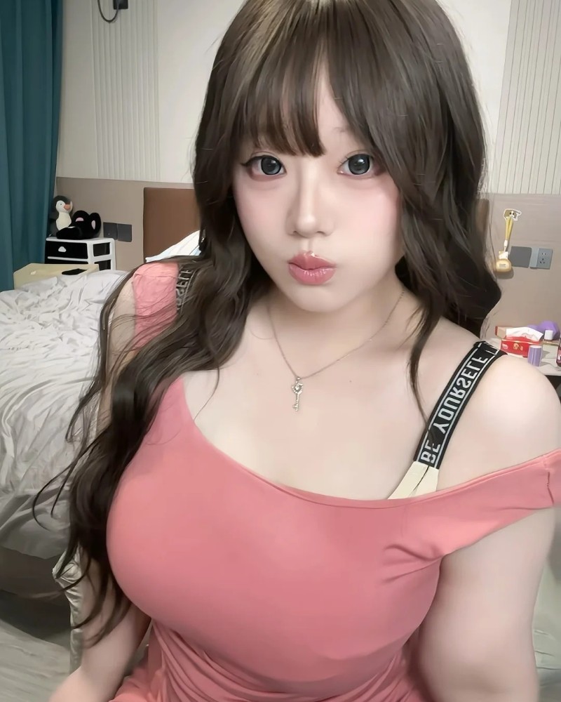 nàng mặc áo hồng ôm sát ngực đầy đặn