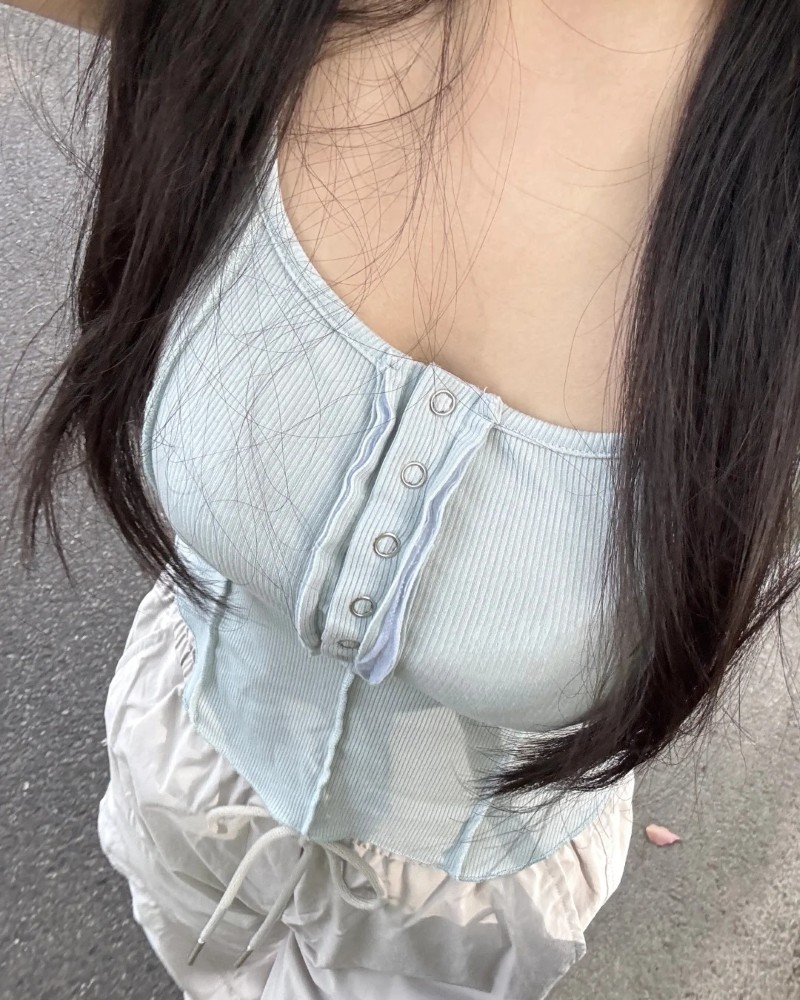 nàng mặc áo hai dây be chụp sát vòng một