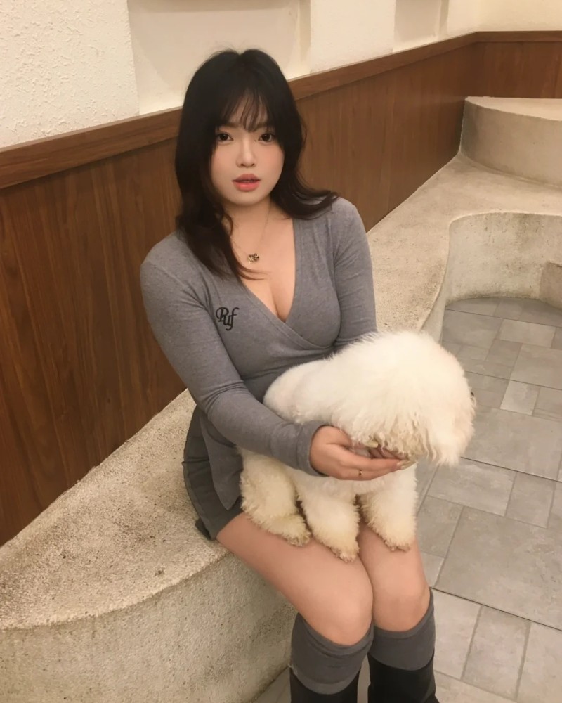 ảnh gái vú to ngồi trên ghế với áo len xám ôm sát