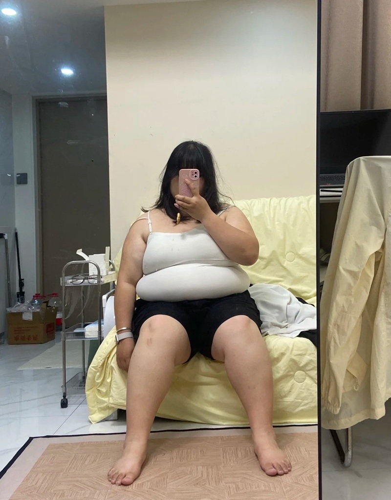 ảnh gái xấu tạo dáng ngồi với gương mặt đáng yêu kiểu troll