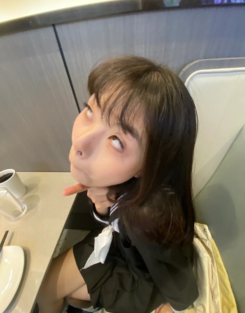 ảnh nữ sinh tạo dáng tinh nghịch trong lớp