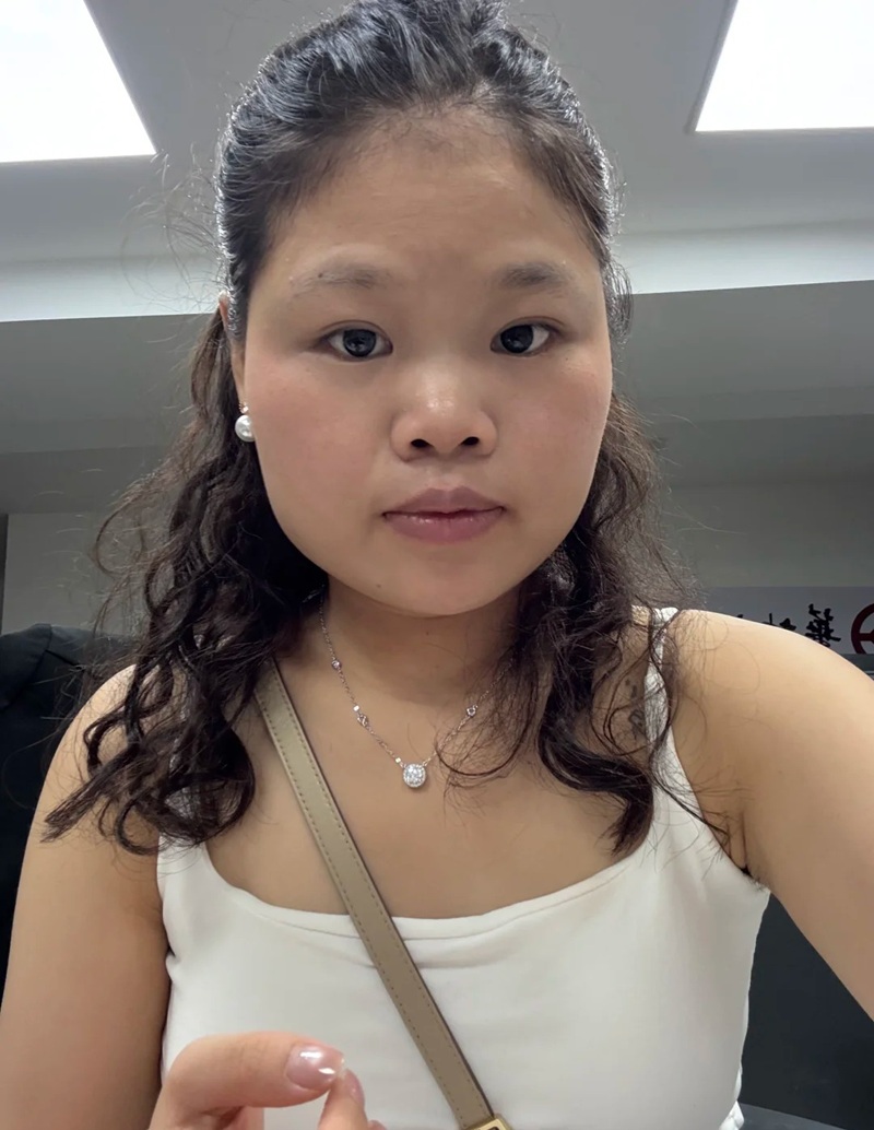 ảnh cô gái với biểu cảm bất ngờ rất vui nhộn