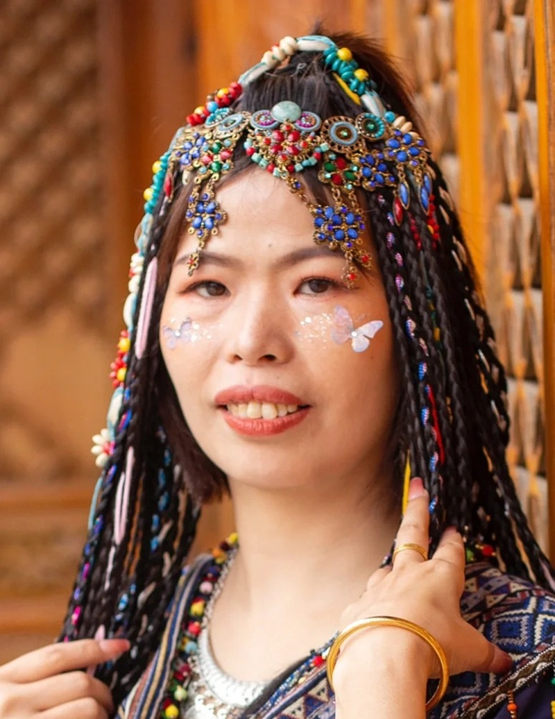 ảnh cô gái tóc dài tạo dáng với trang phục màu sắc