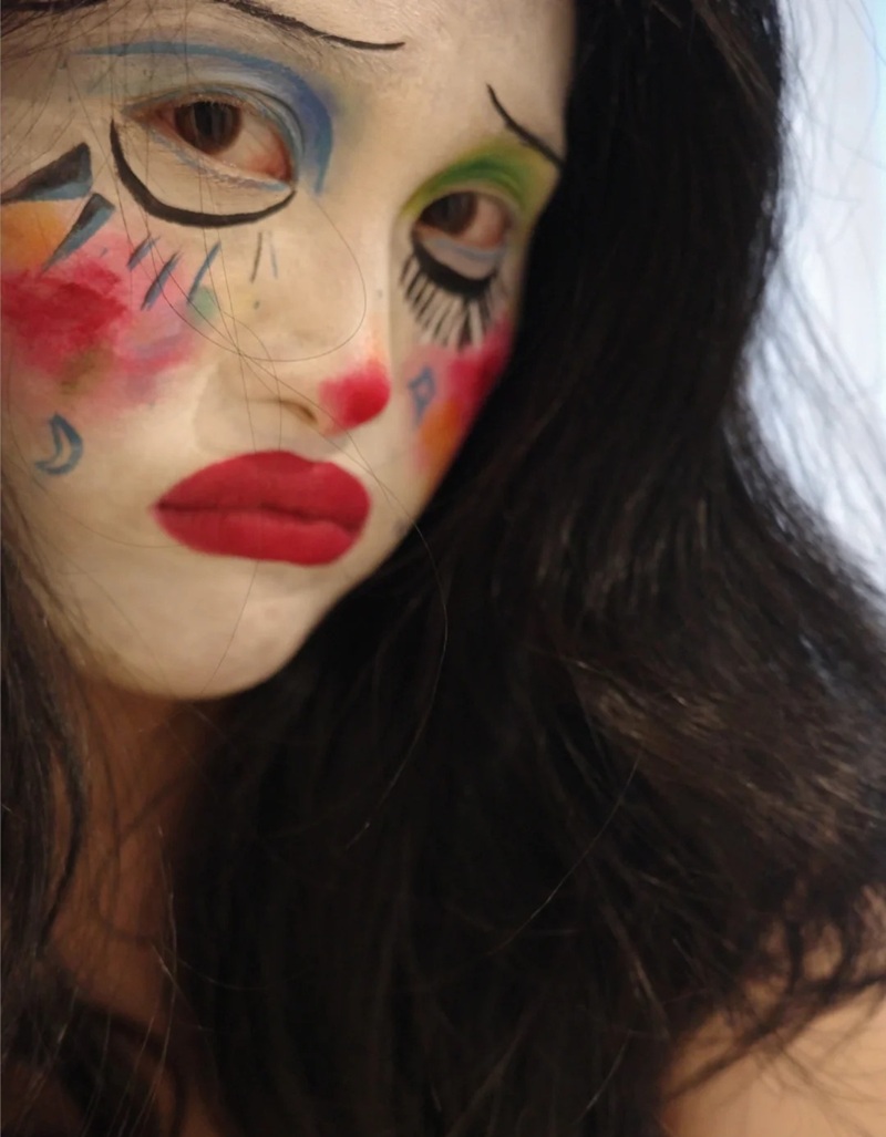 ảnh gái hóa trang mặt họa tiết độc lạ