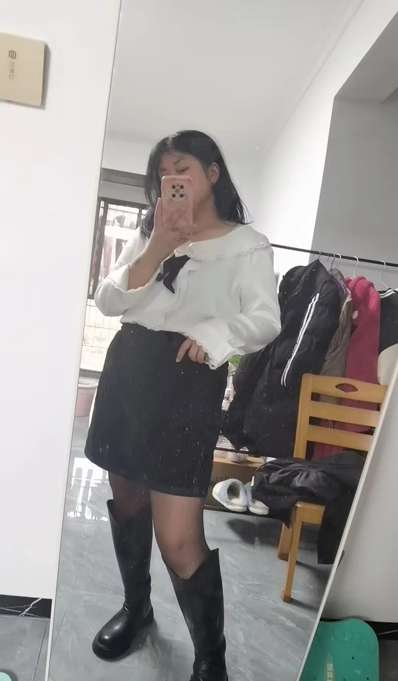 ảnh cô gái tạo dáng với outfit oversized đáng yêu