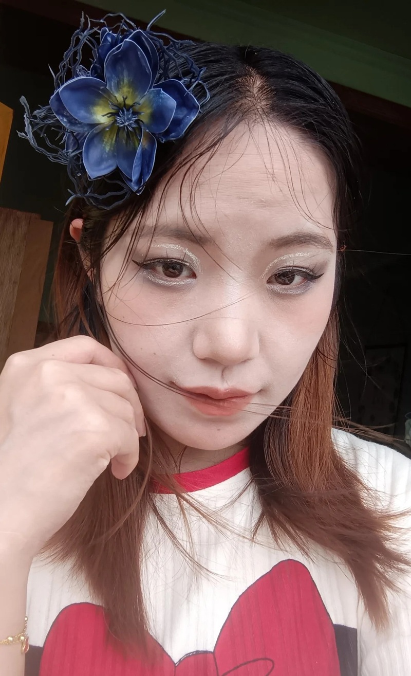 ảnh cô gái hoa tai xanh tạo dáng dễ thương