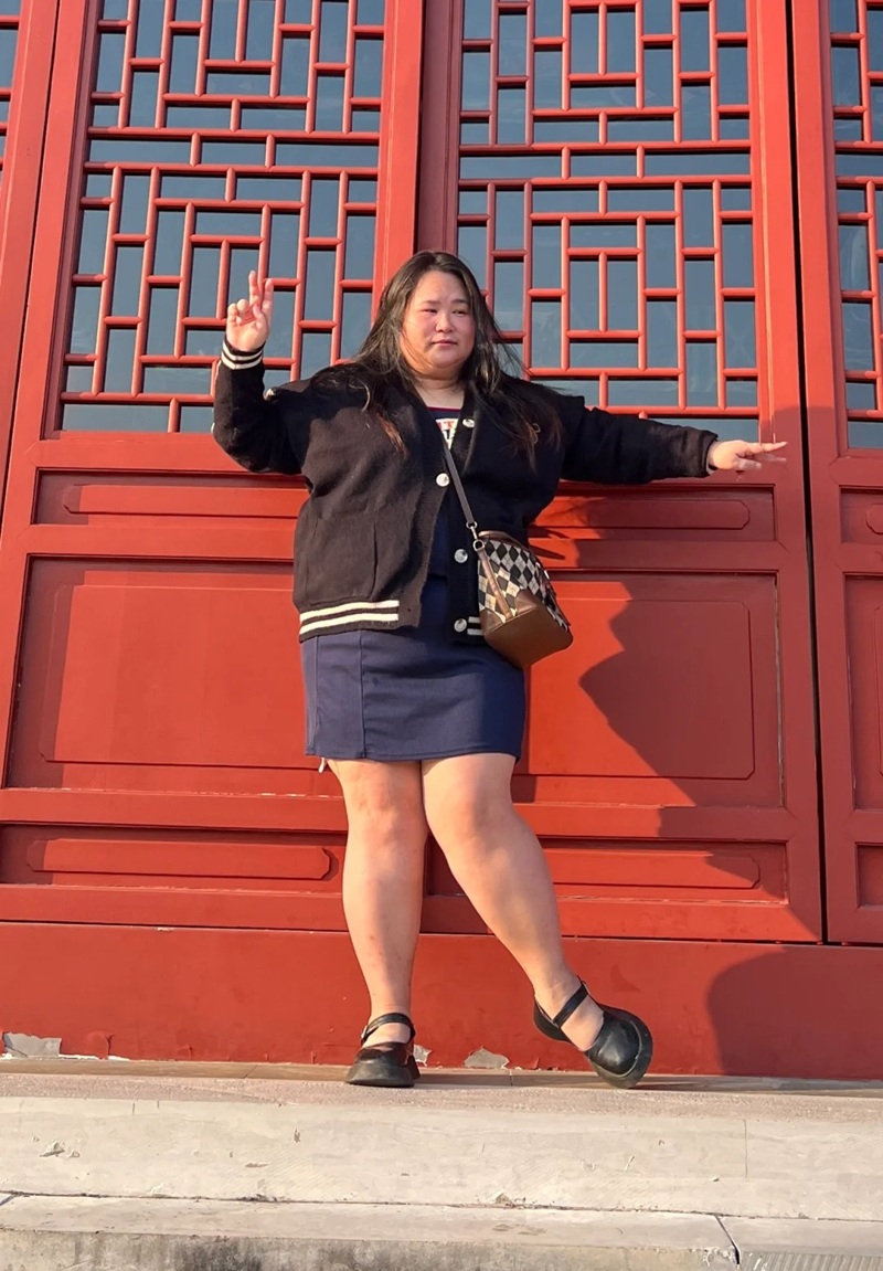 ảnh gái xấu đứng trước cửa