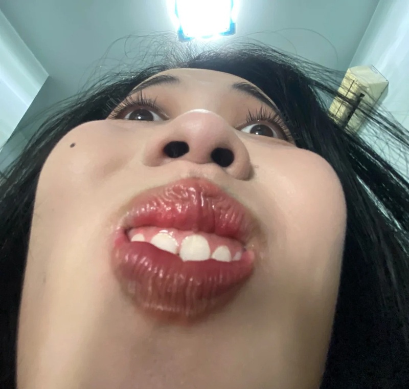 ảnh selfie cận mặt với filter phóng đại hài hước