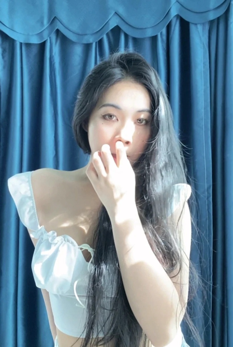 ảnh cô gái tạo dáng trong ánh sáng xanh kiểu độc lạ