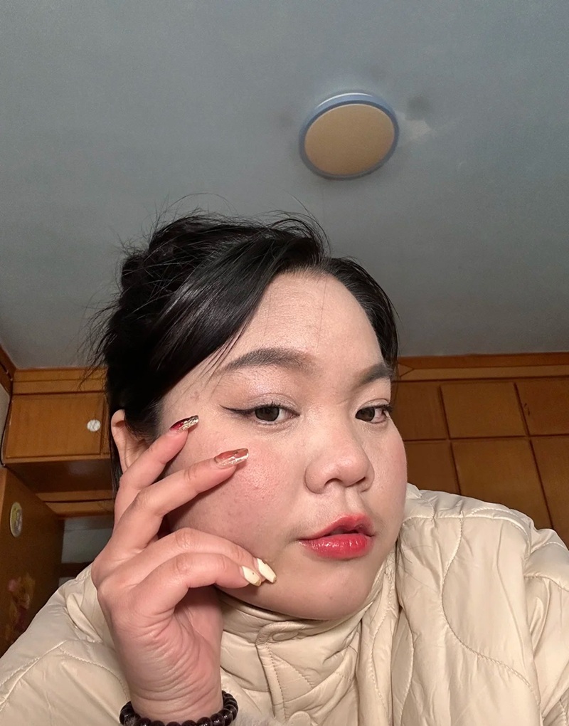 ảnh gái làm mặt troll giơ tay tạo dáng hài