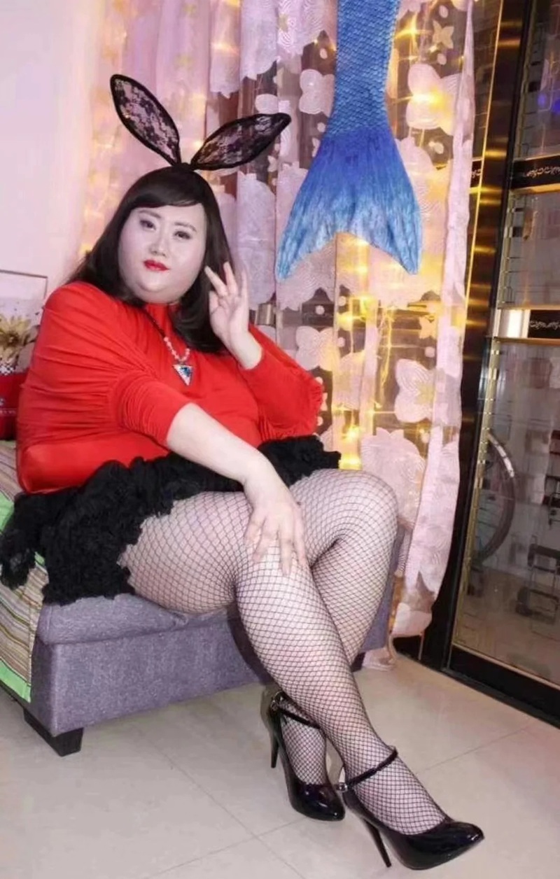 ảnh cô gái ngồi tạo dáng vui vẻ phong cách retro