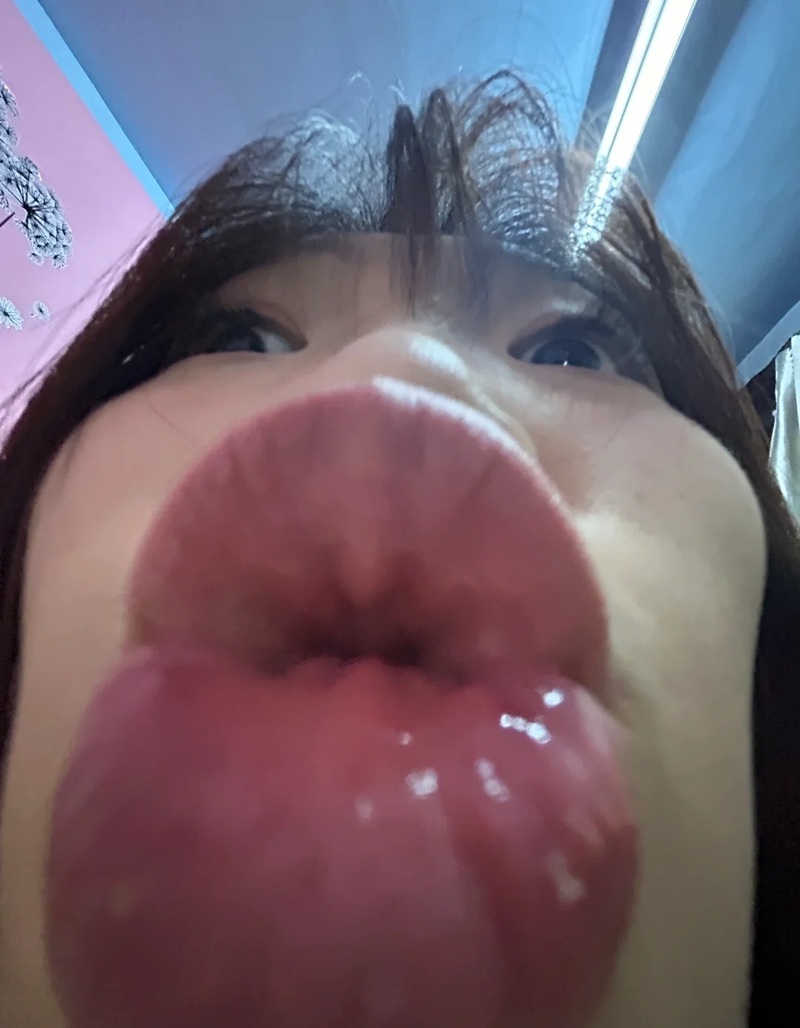 ảnh cô gái selfie môi phóng đại kiểu meme vui nhộn