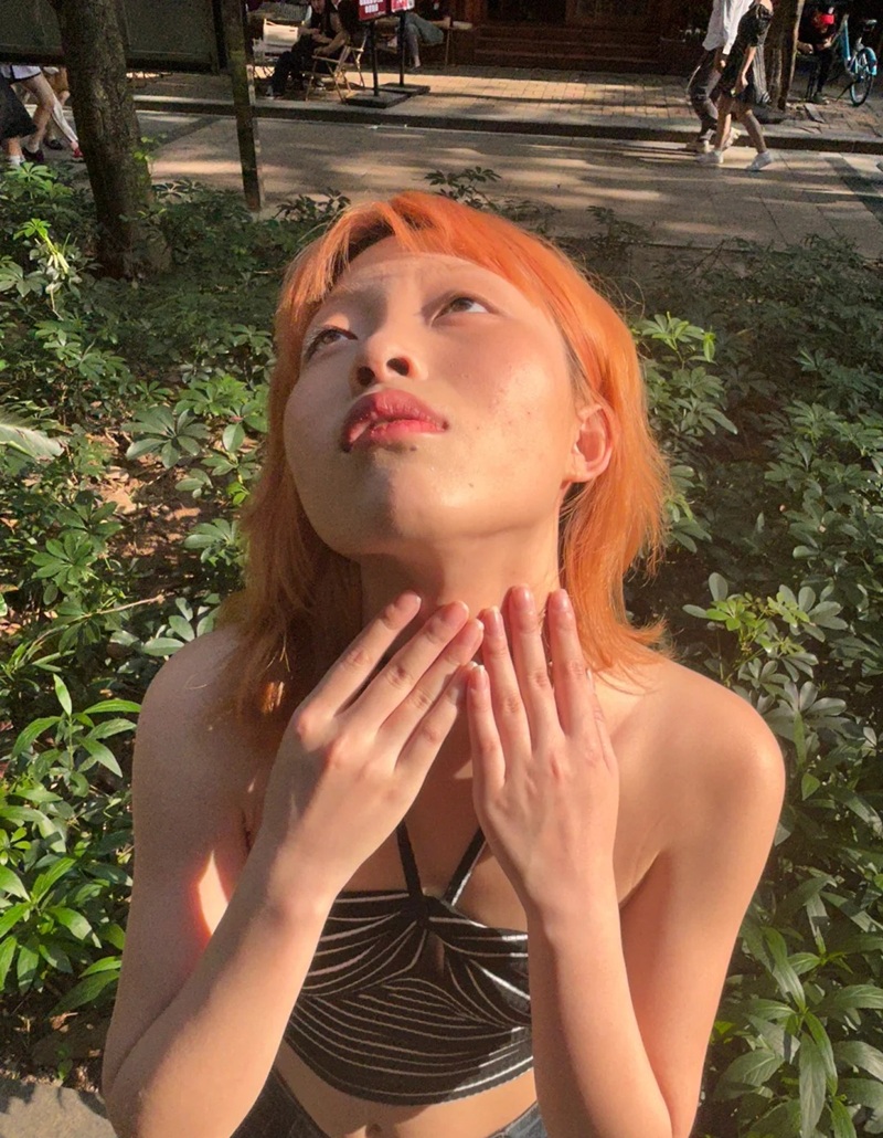 ảnh cô gái mái bằng tạo dáng với biểu cảm đáng yêu