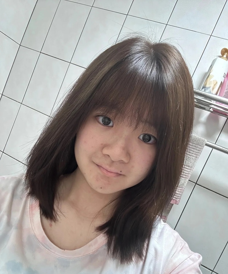 ảnh gái tóc ngắn nhìn camera với nụ cười nhẹ