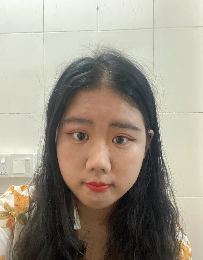 ảnh cô gái đang dỗi với ánh nhìn buồn cười