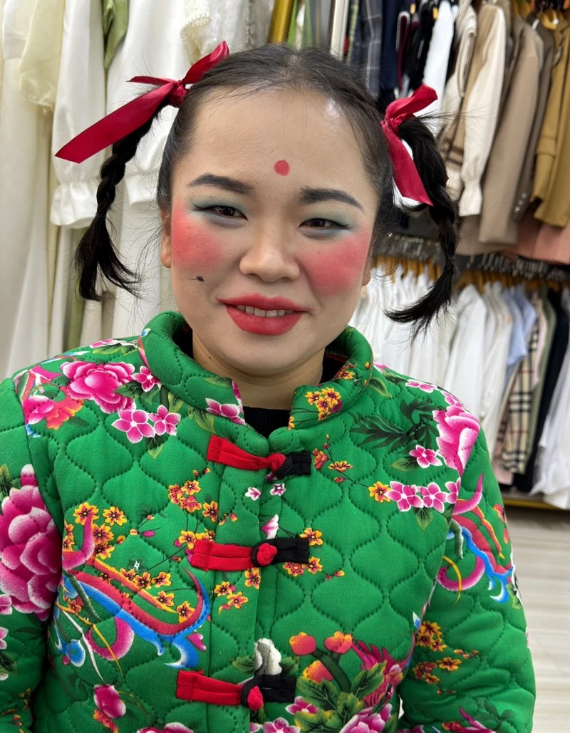 ảnh gái mặc áo xanh tạo dáng phong cách độc lạ