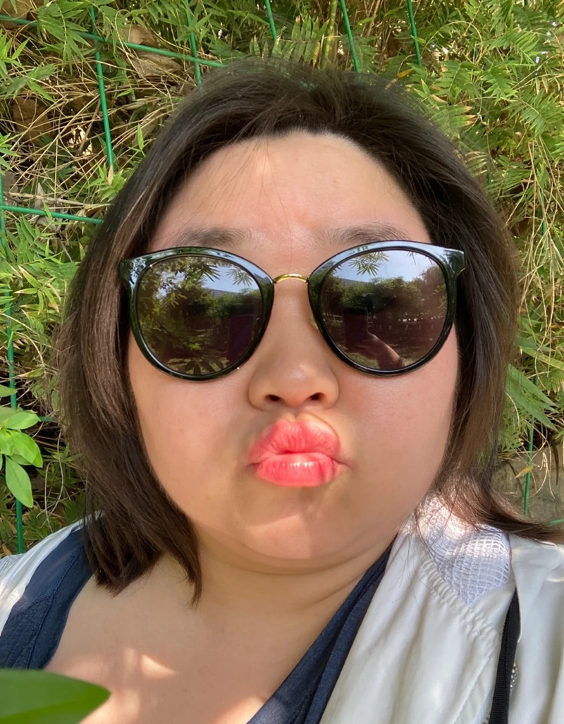 ảnh cô gái selfie đeo kính đen biểu cảm hài