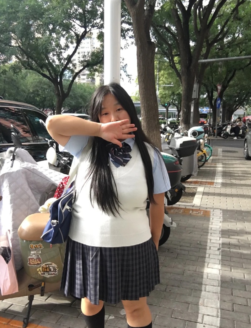 ảnh cô gái chụp với nhóm bạn chạy ngoài đường