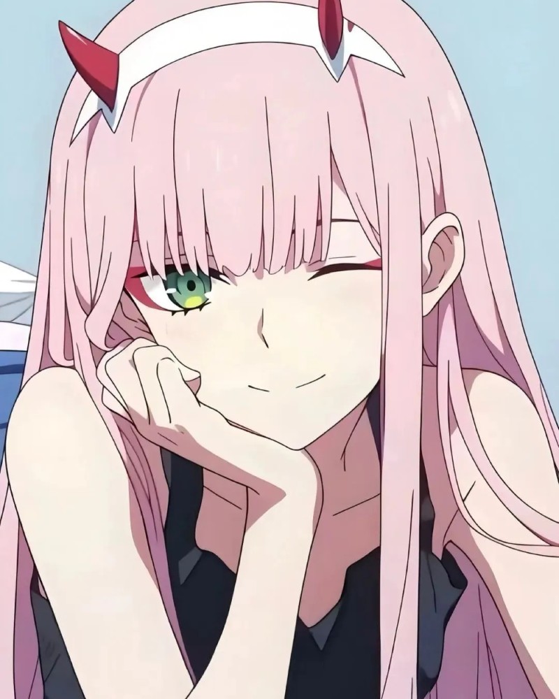 Cô gái anime tóc hồng cười tươi trong nền tím nhẹ