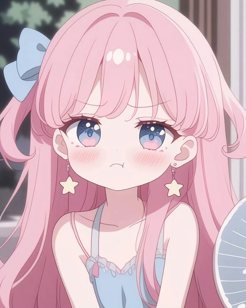 Cô gái anime tóc hồng tạo dáng với nụ cười dịu