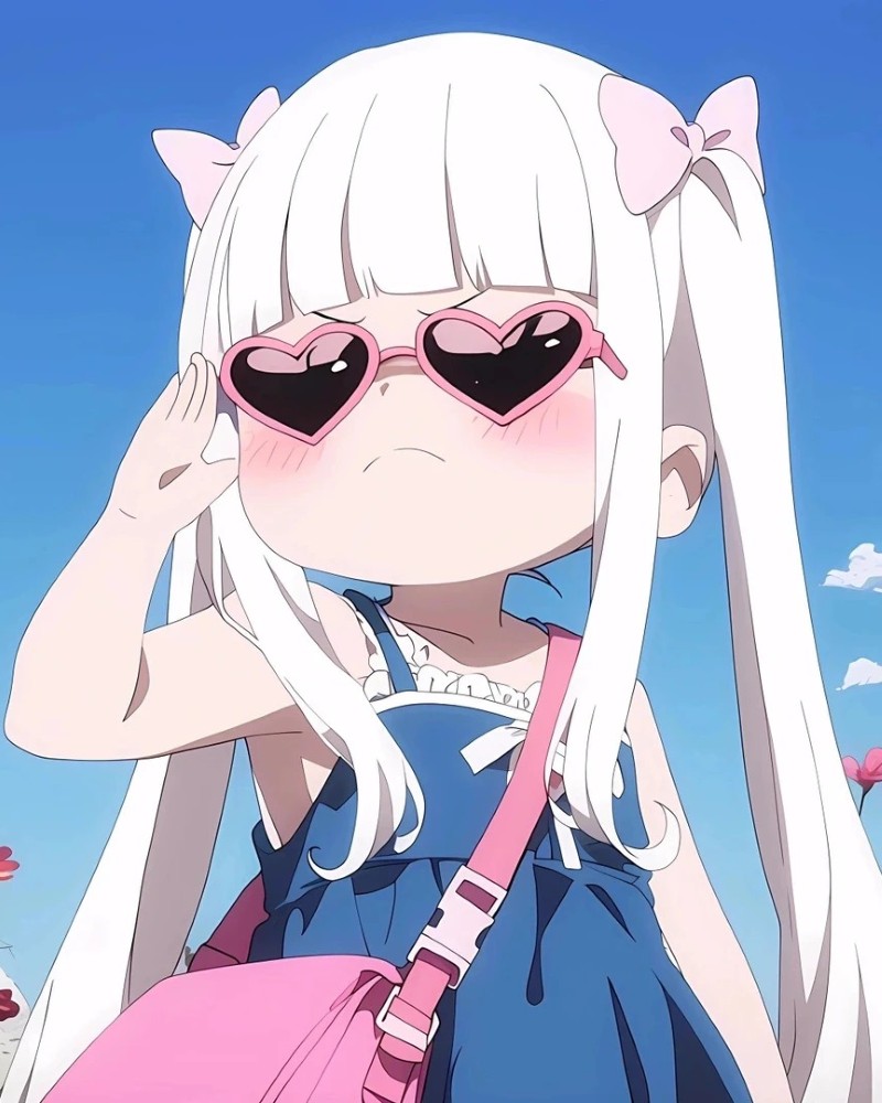 Nhân vật anime tóc trắng buộc hai bên mang kính đen