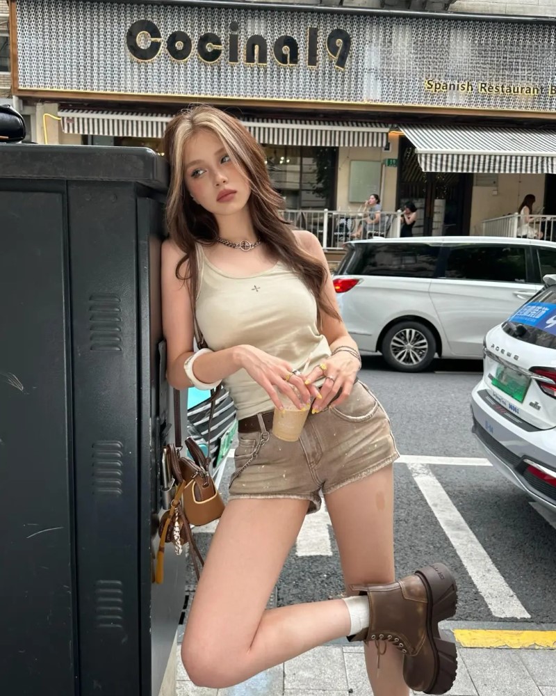 người đẹp chụp ảnh ngoài trời nắng nhẹ