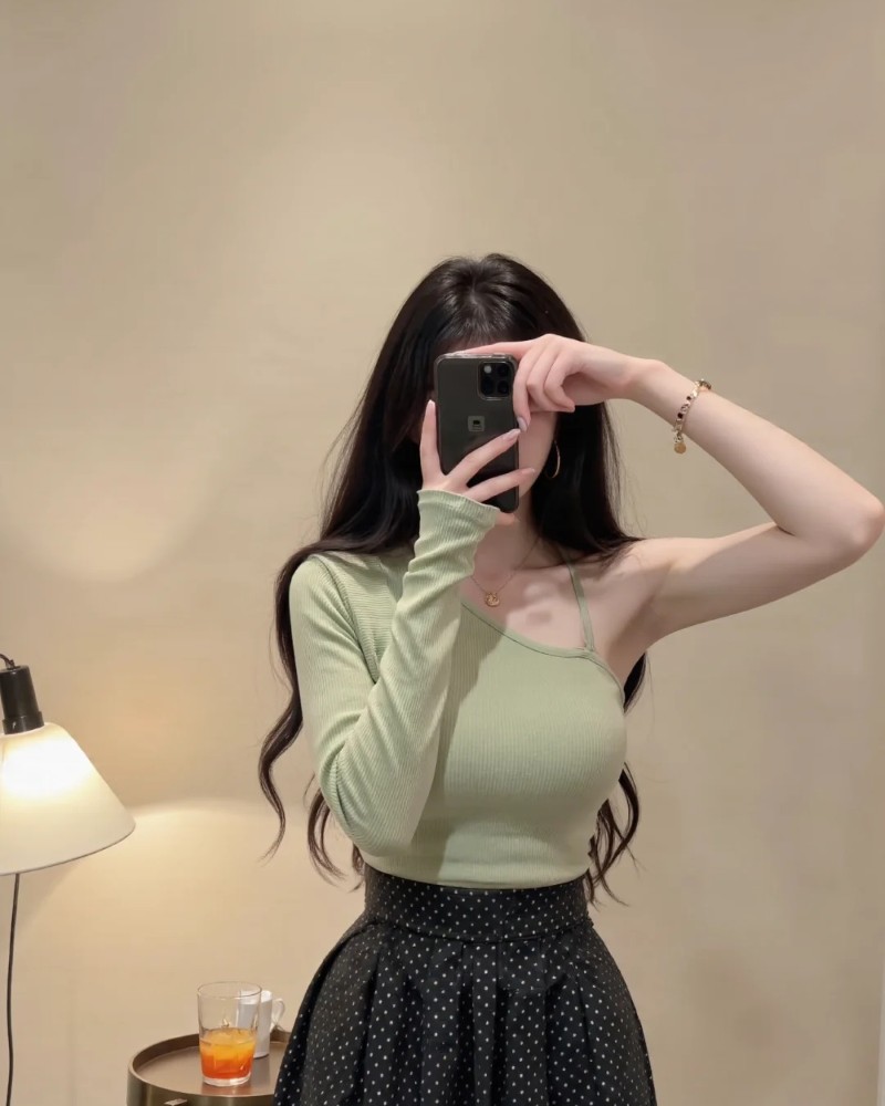 ảnh gái xinh che mặt bằng điện thoại trong phòng khách