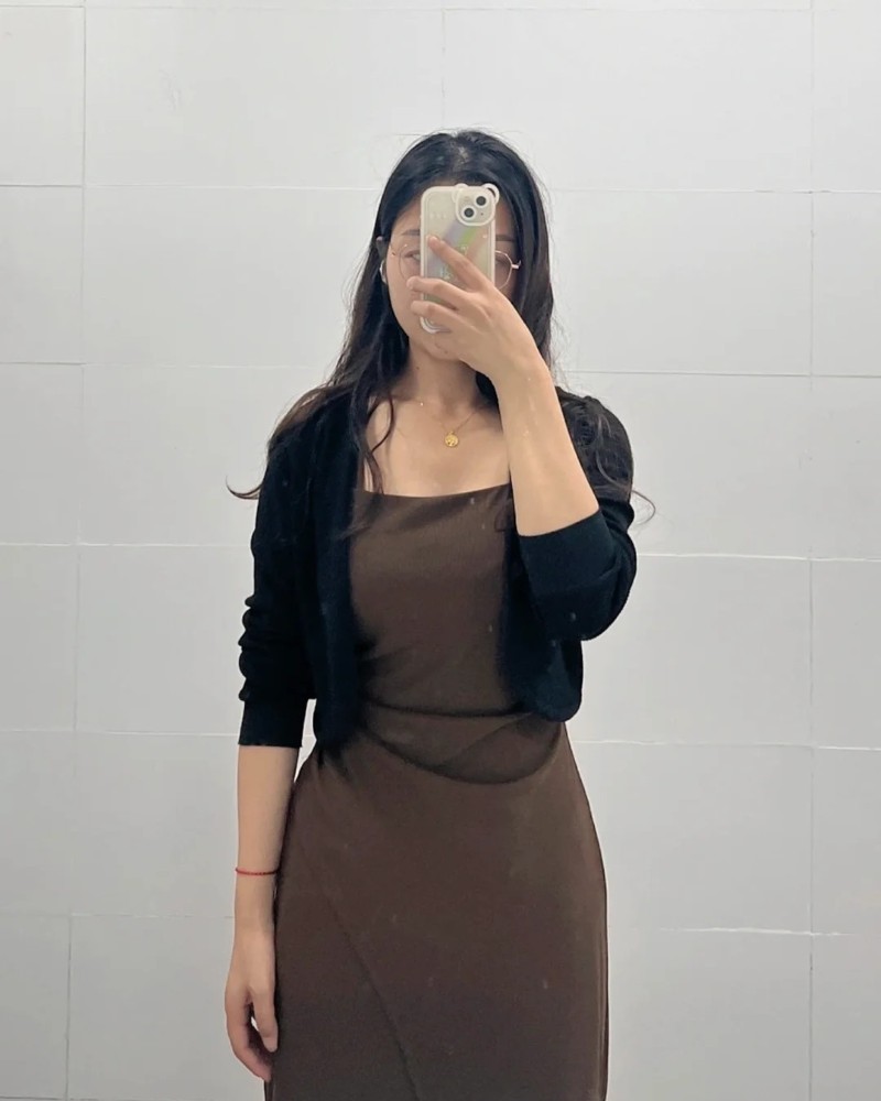 Ảnh cô gái ngồi chụp gương che mặt tinh tế