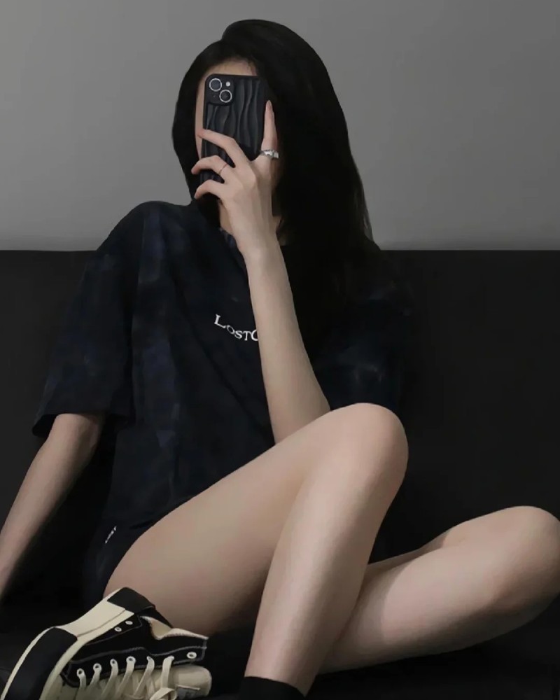 Cô gái tạo dáng trong trang phục thể thao và che mặt