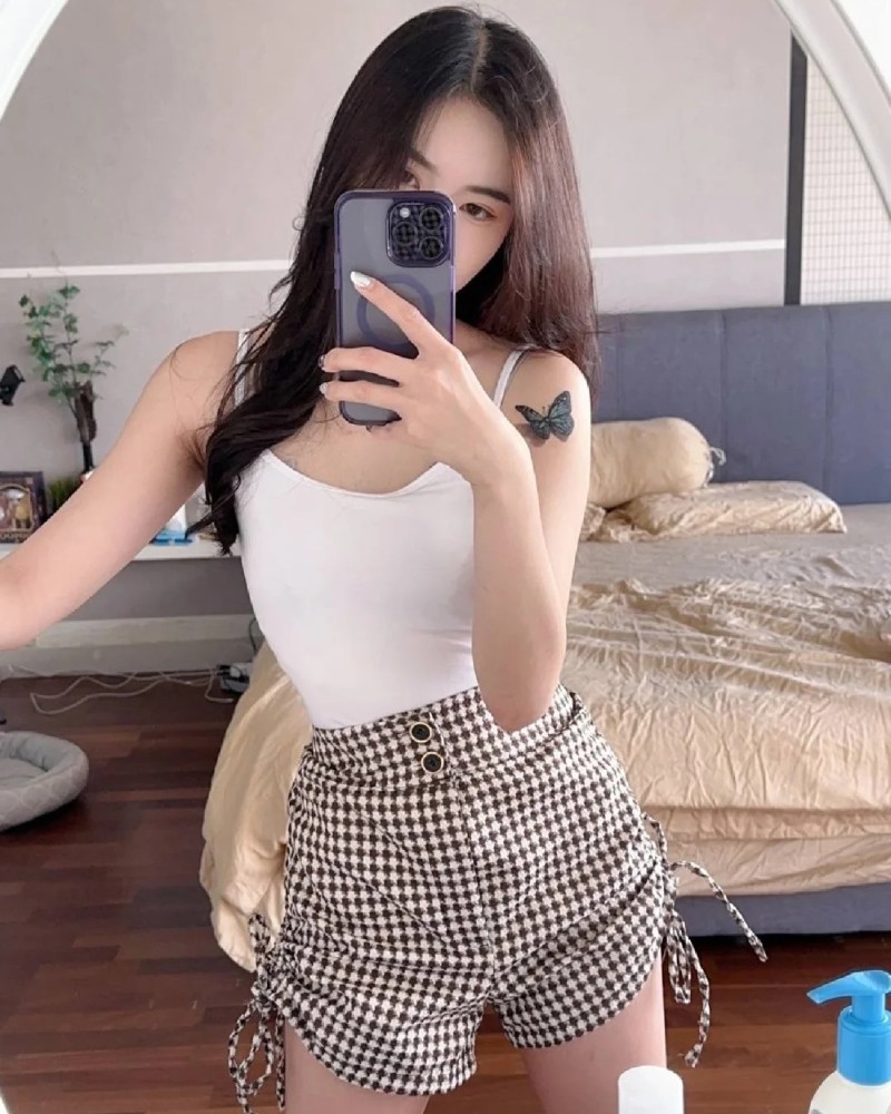 Tạo kiểu ảnh giấu mặt bằng điện thoại trong phòng ngủ