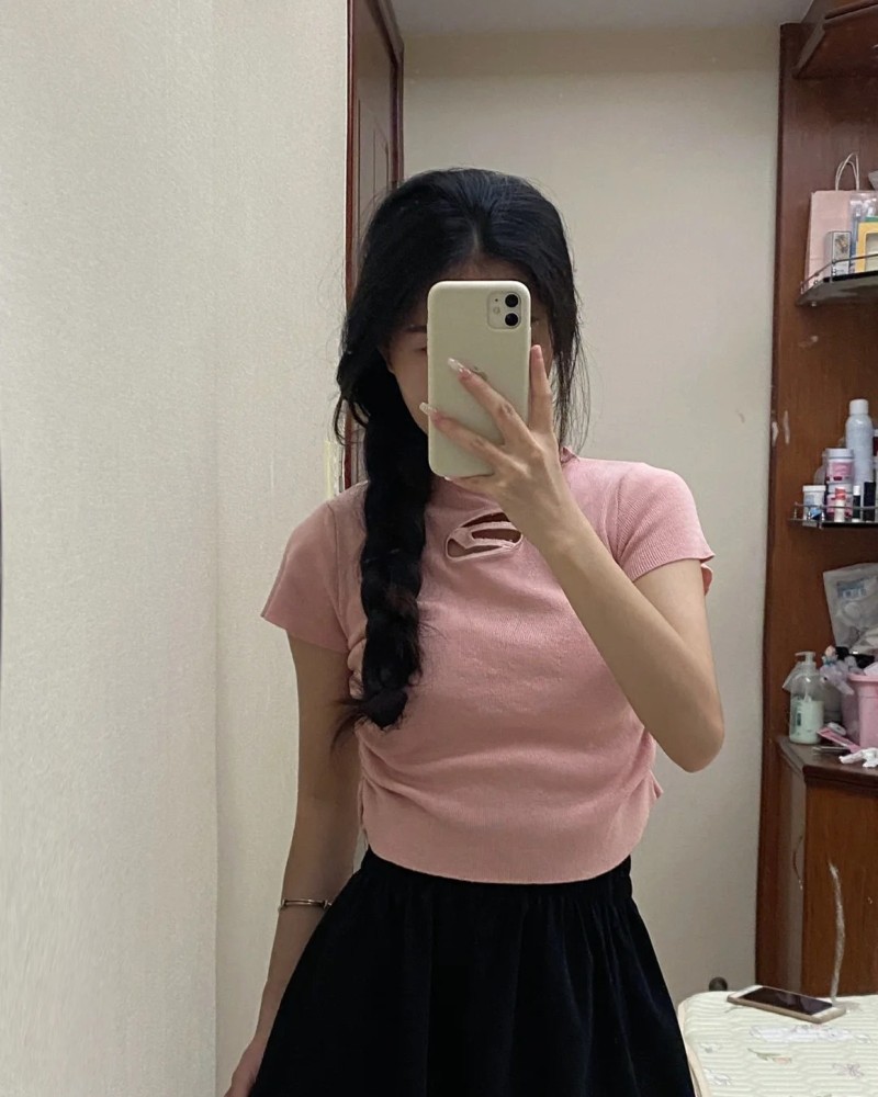 Tạo dáng với điện thoại che mặt trước cửa kính