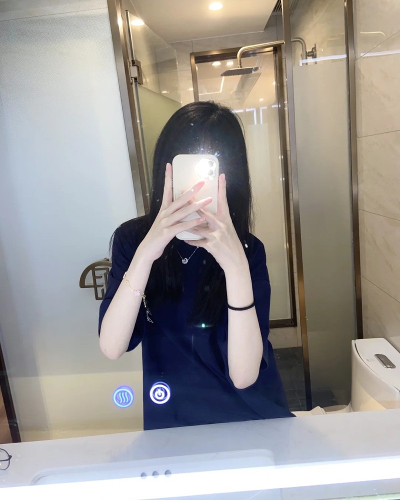 ảnh gái xinh che mặt bằng điện thoại trong phòng sáng