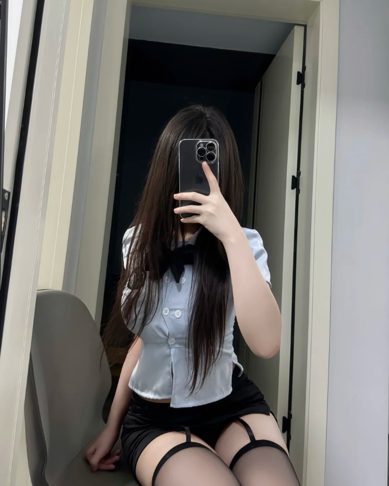 Cô gái chụp ảnh trong gương nhưng che mặt bằng smartphone