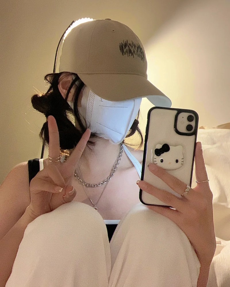 Selfie bên cửa sổ với điện thoại che mặt