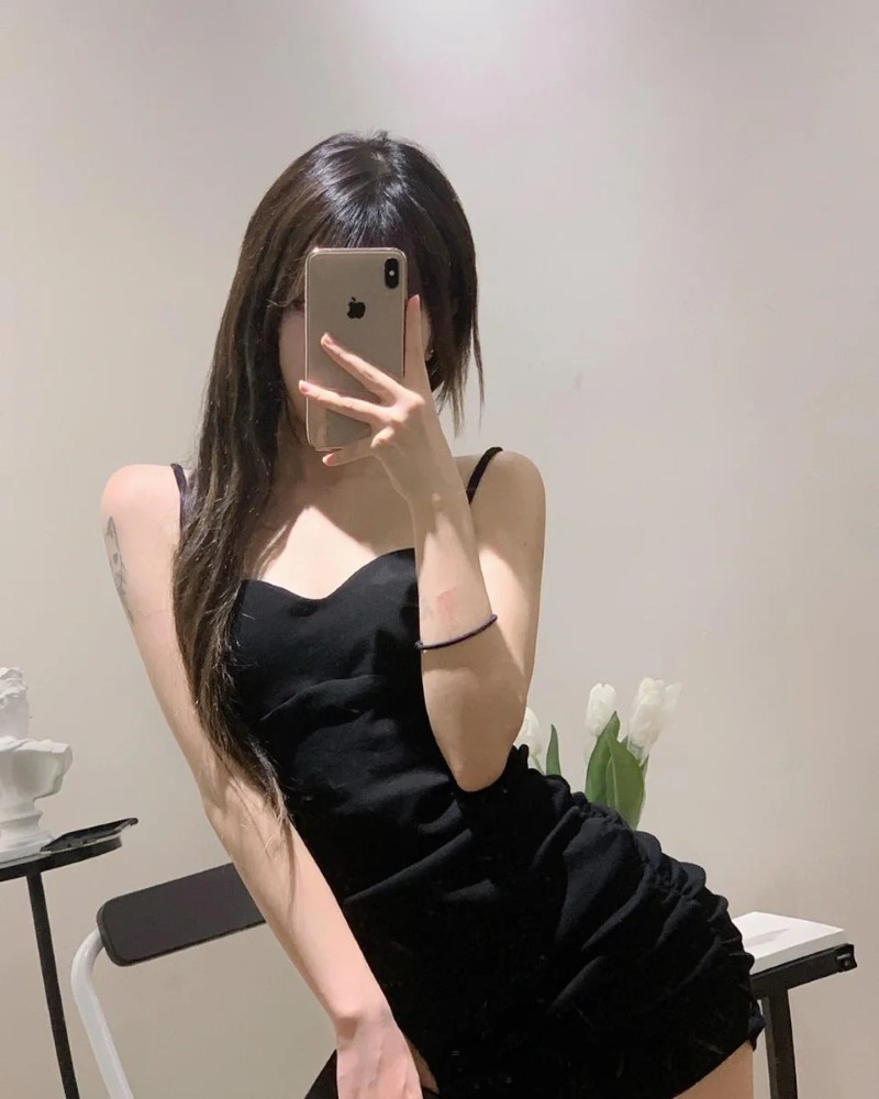 Cô gái diện váy đen chụp ảnh che mặt tinh tế