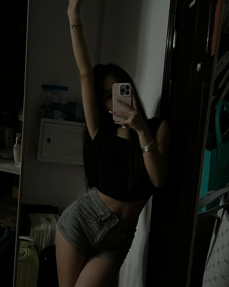 Cô gái mặc trang phục tối màu selfie che mặt