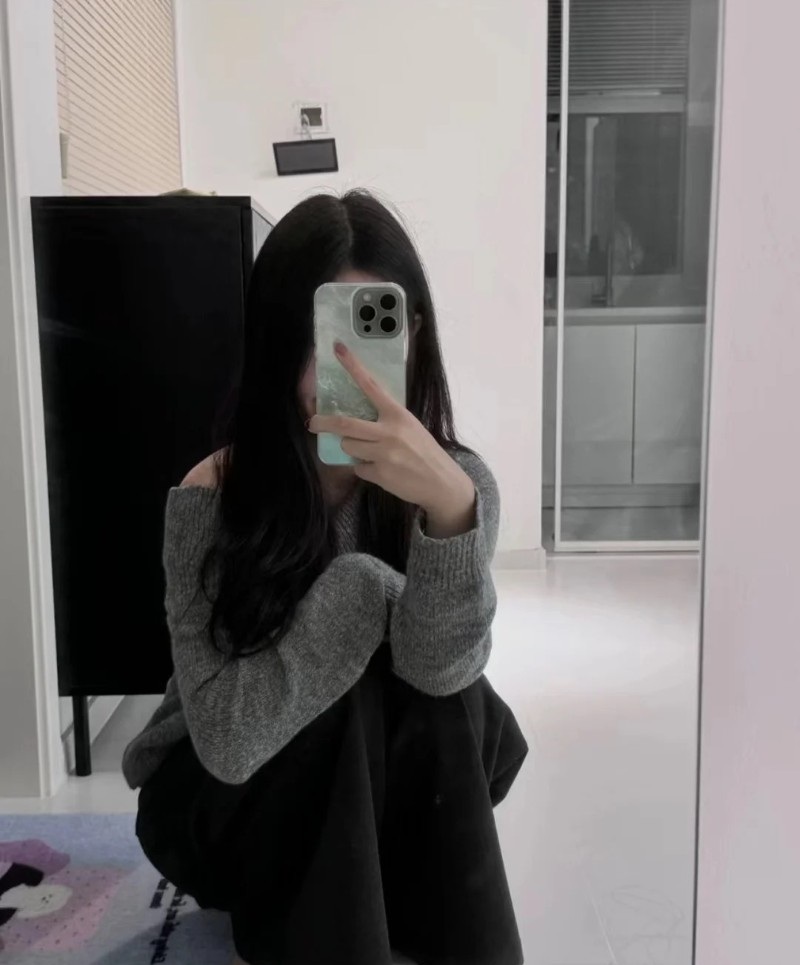 ảnh gái xinh che mặt bằng điện thoại che nửa khuôn mặt