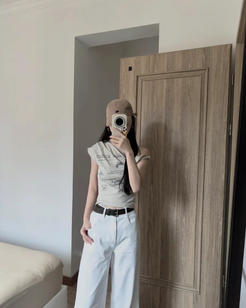 Chụp ảnh giấu mặt bằng điện thoại trong phòng sáng