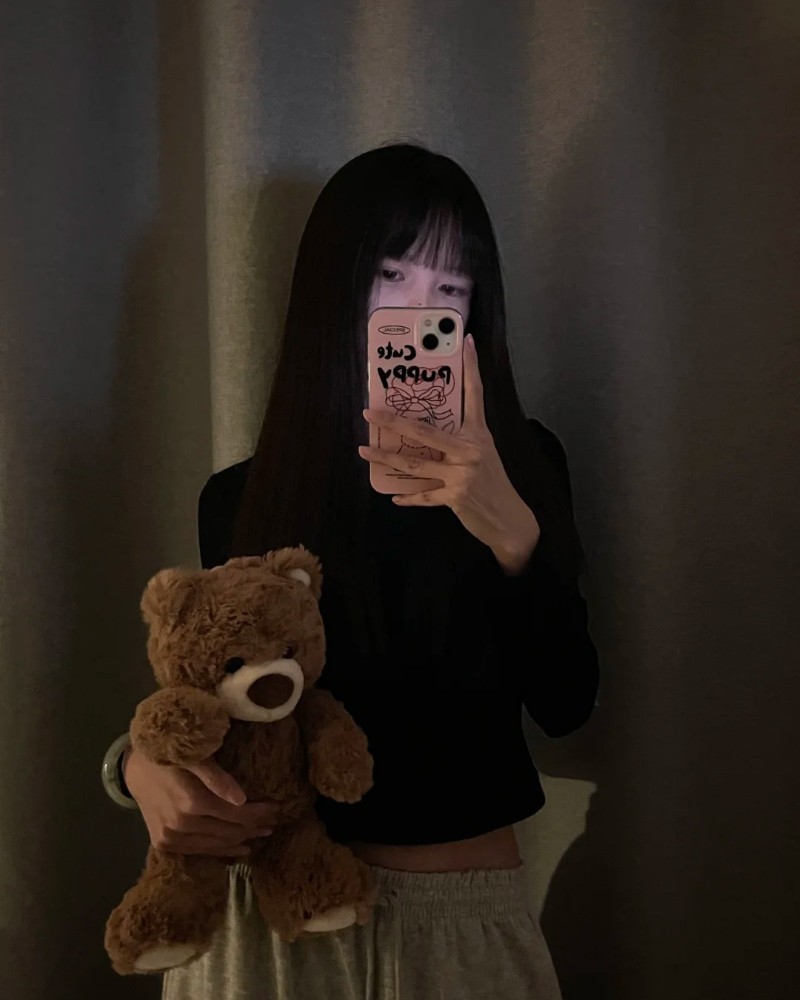 Cô gái ôm gấu bông chụp ảnh giấu mặt