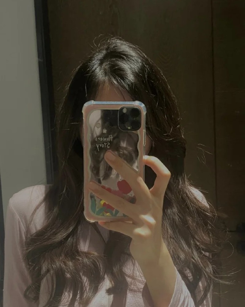 Selfie trước gương giấu mặt trong bối cảnh tối