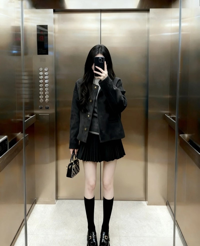 ảnh gái xinh che mặt bằng điện thoại với trang phục đen