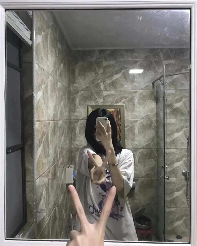 ảnh gái xinh che mặt bằng điện thoại che mặt