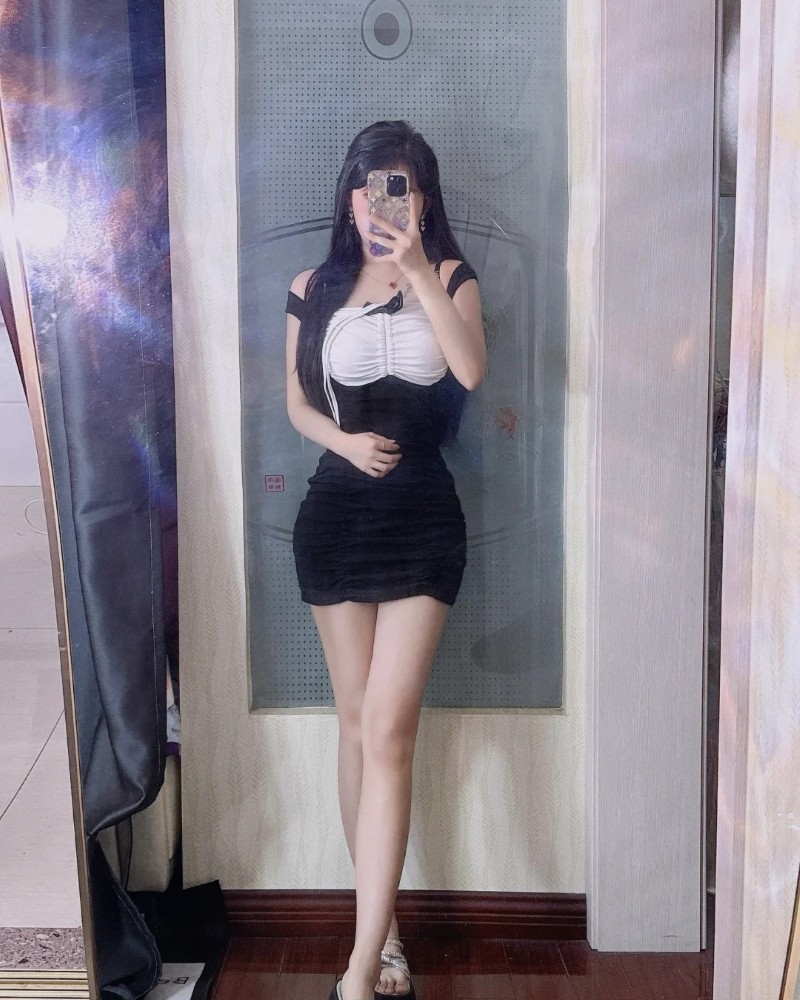 Selfie trước gương với điện thoại giấu mặt