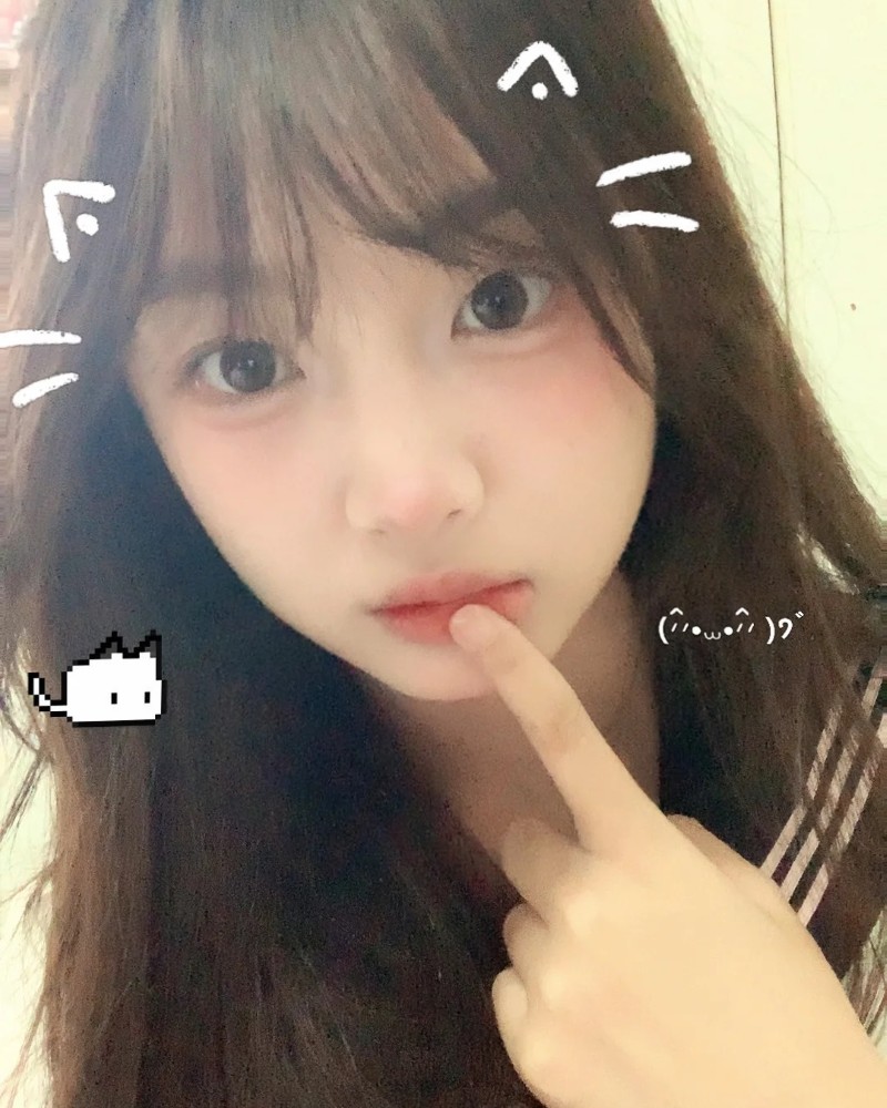 ảnh gái xinh cute cắn môi với biểu cảm đáng yêu