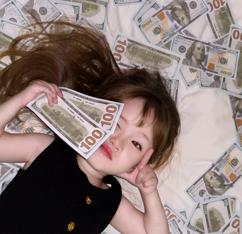 ảnh gái xinh nằm giường với nụ cười dễ thương