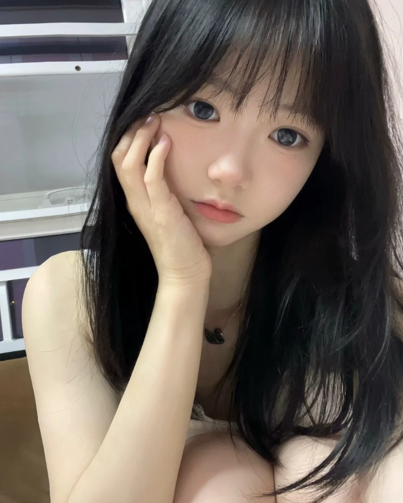 ảnh gái xinh chống cằm nhìn camera rất cute