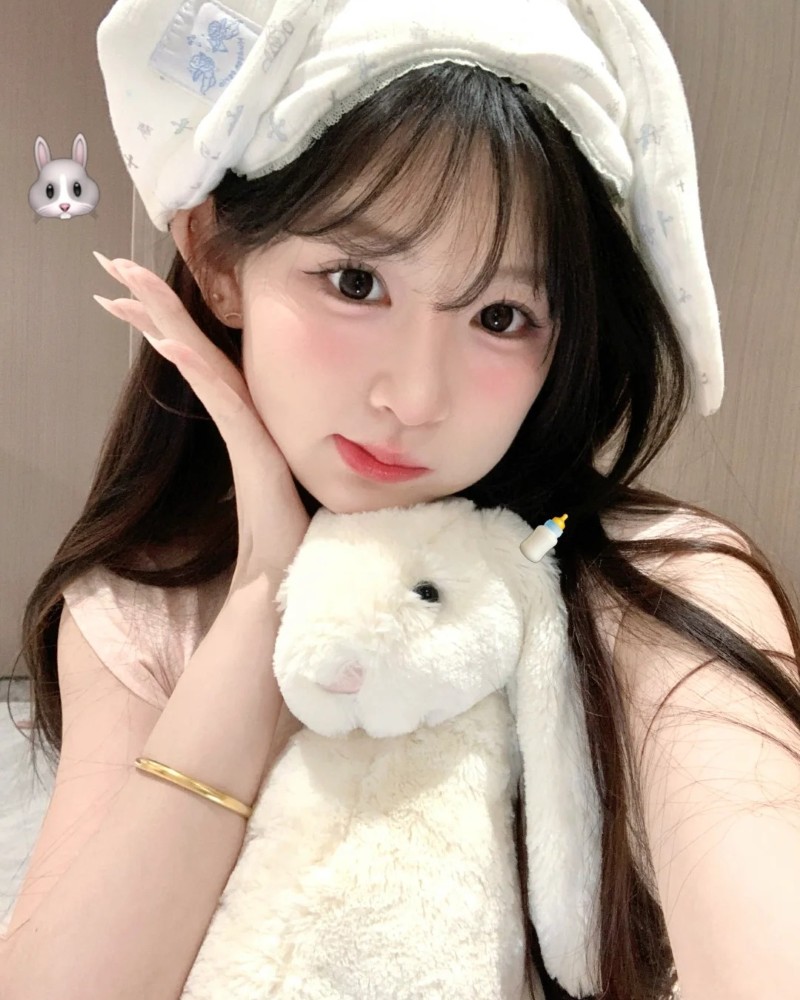 ảnh gái ôm gấu bông với gương mặt dễ thương