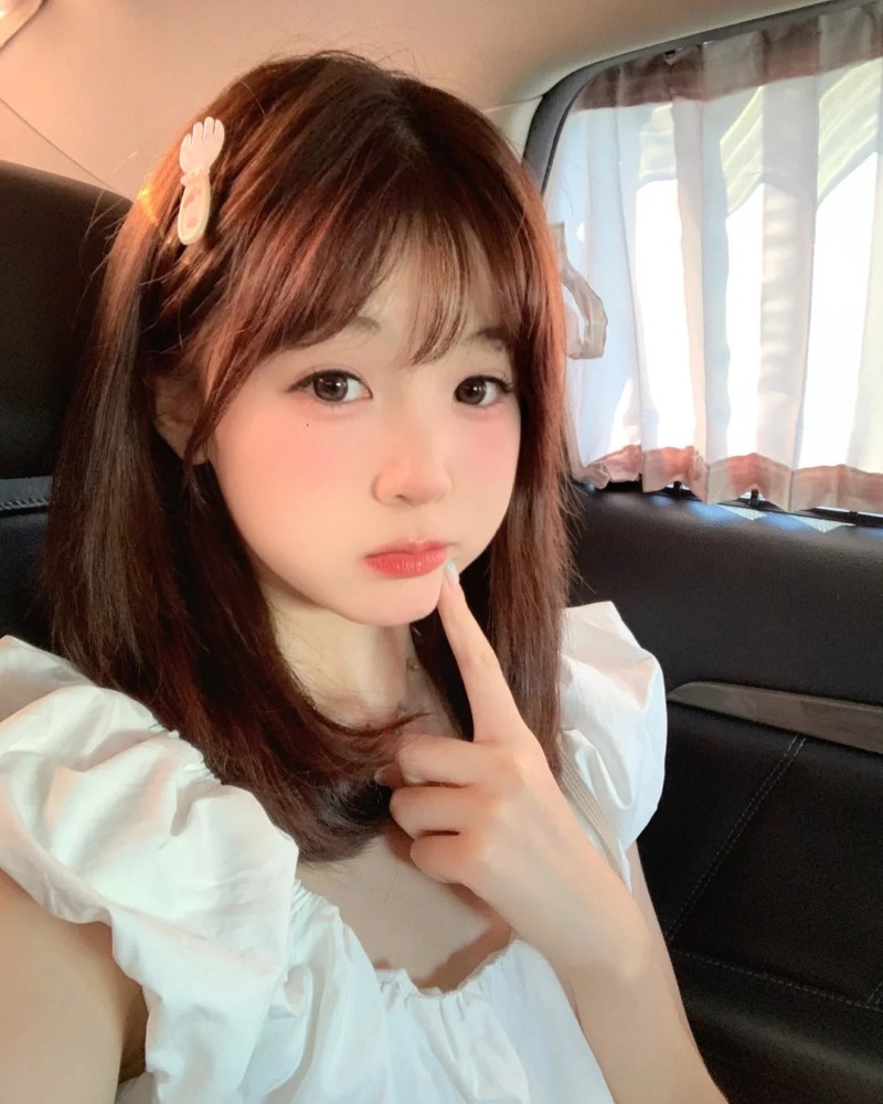 ảnh gái xinh chụp selfie trong phòng phong cách ngọt ngào