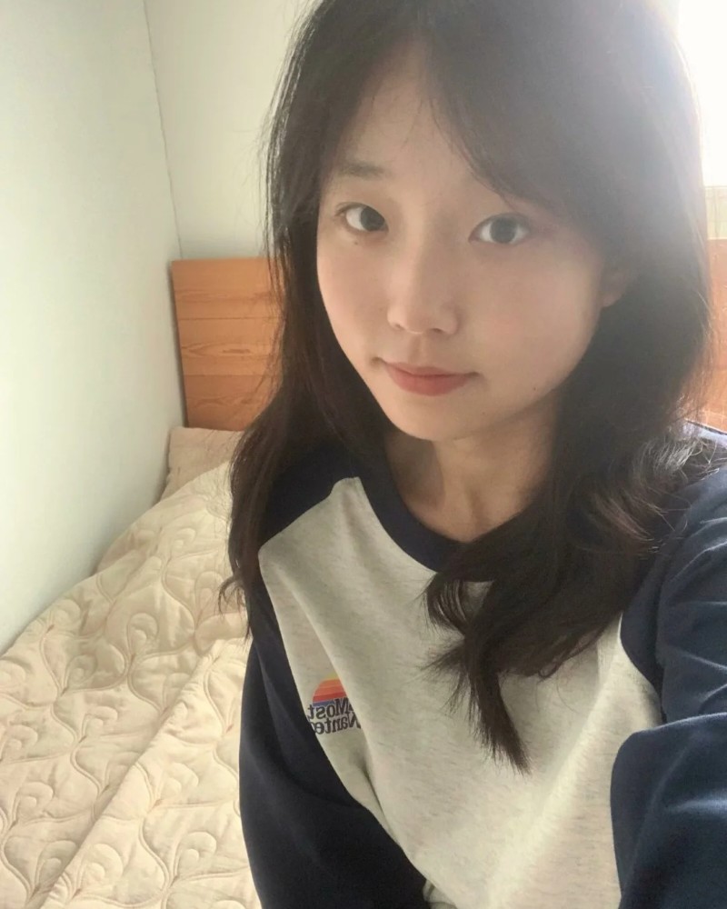 ảnh gái xinh với mái tóc ngắn tạo dáng nhẹ nhàng